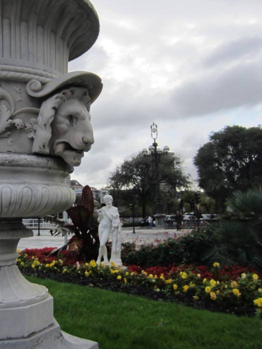 Plaza España, león y flautista